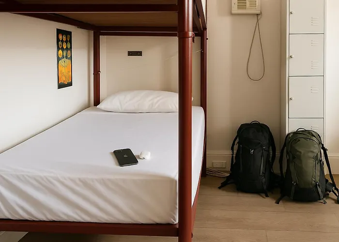 Ozi Inn Backpackers - Perth -Valid International Passport Required